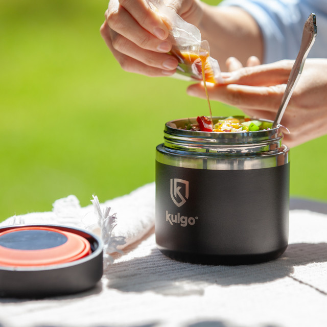 Kulgo Food Flask, 600ml - Black - being used and pouring salad dressing