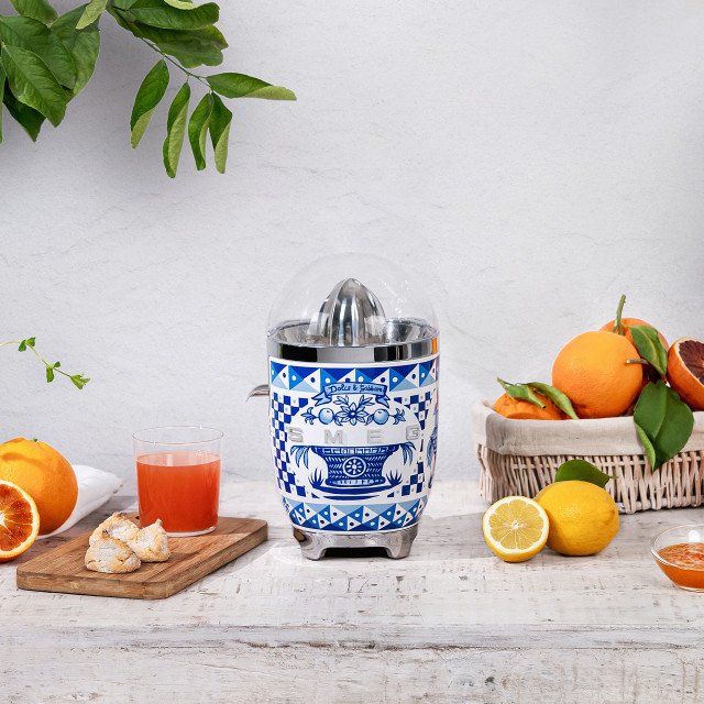 Smeg Blu Mediterraneo Dolce & Gabbana Electric Citrus Juicer in a Kitchen Setting
