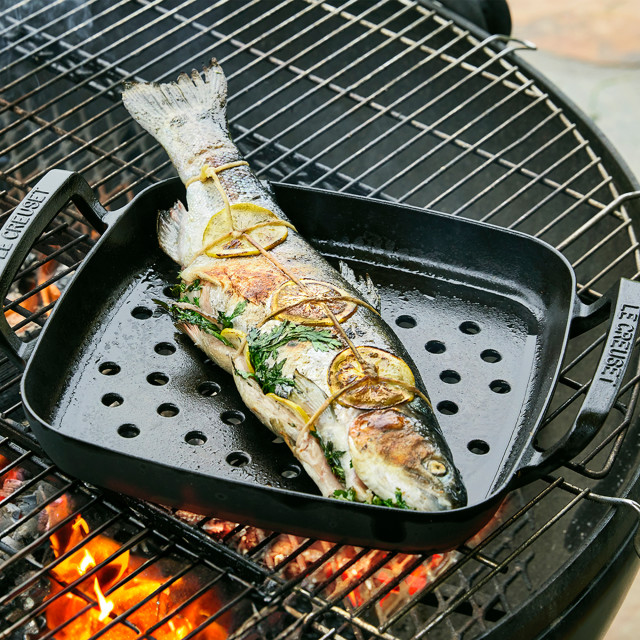 Le Creuset Alpine Square Outdoor Grilling basket, 30cm with food
