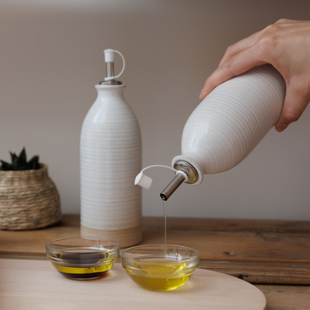 KitchenCraft Idilica Cream Oil and Vinegar Bottles, Set of 2 pouring oil