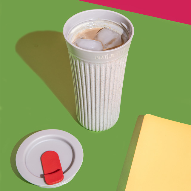 La Cafetiere The Beanie Reusable Coffee Cup - Large with iced coffee