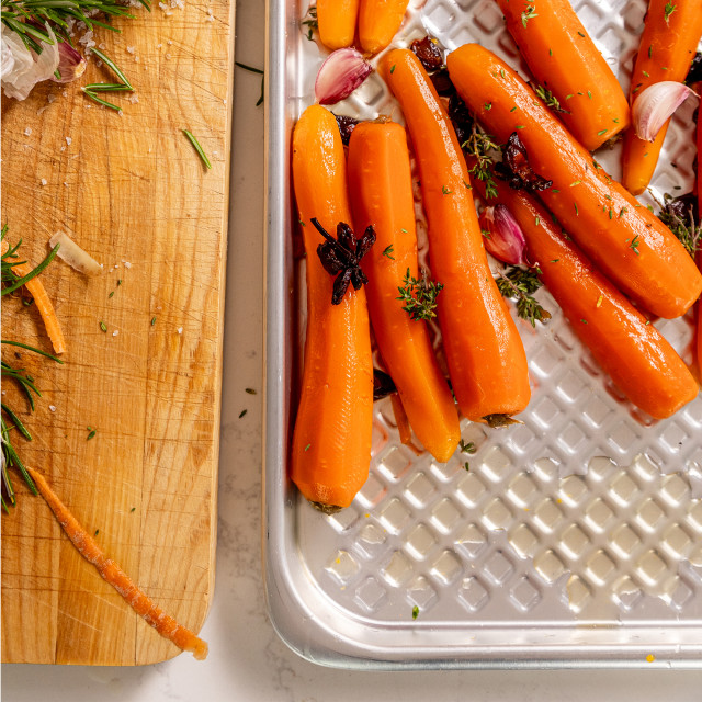 MasterClass Recycled Aluminium Baking Tray - Large With Roasted Carrots