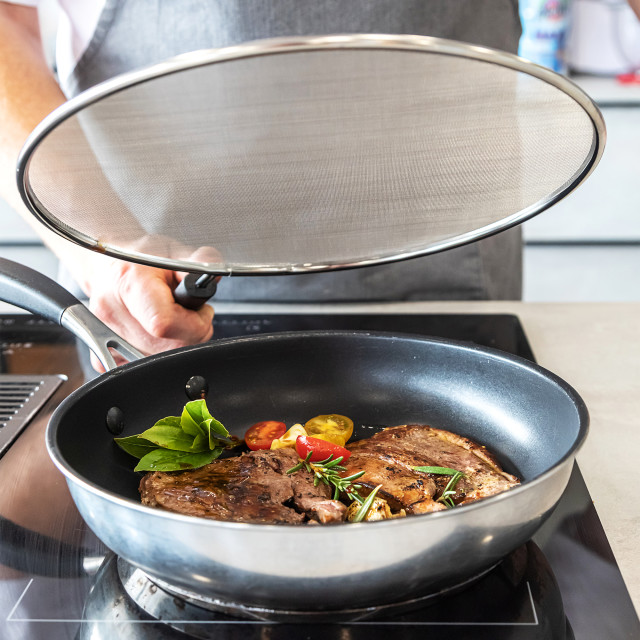 KitchenCraft Wire Splatter Screen - 28cm on a pan