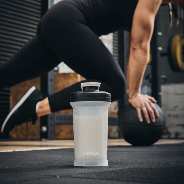 Contigo Shake & Go 2.0, 590ml with a medicine ball