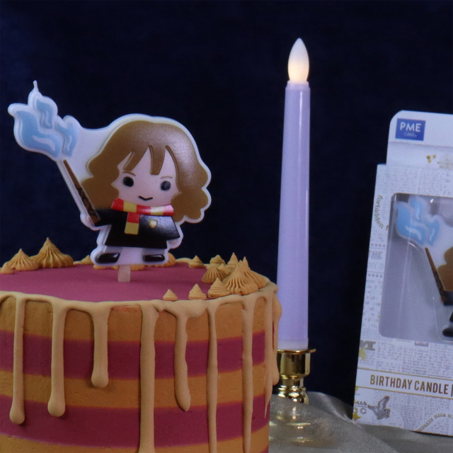 PME Harry Potter Characters Candle - Hermione Granger on the cake