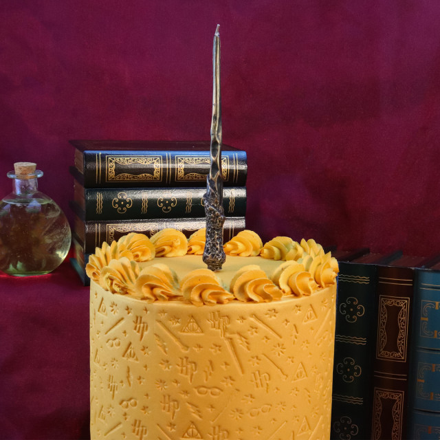 PME Harry Potter Character Wand Candle - Ron on the cake