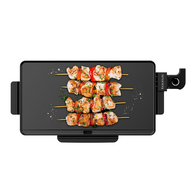 Taurus Steak Max Non-Stick Flat Top Grill, 2200W angle with food