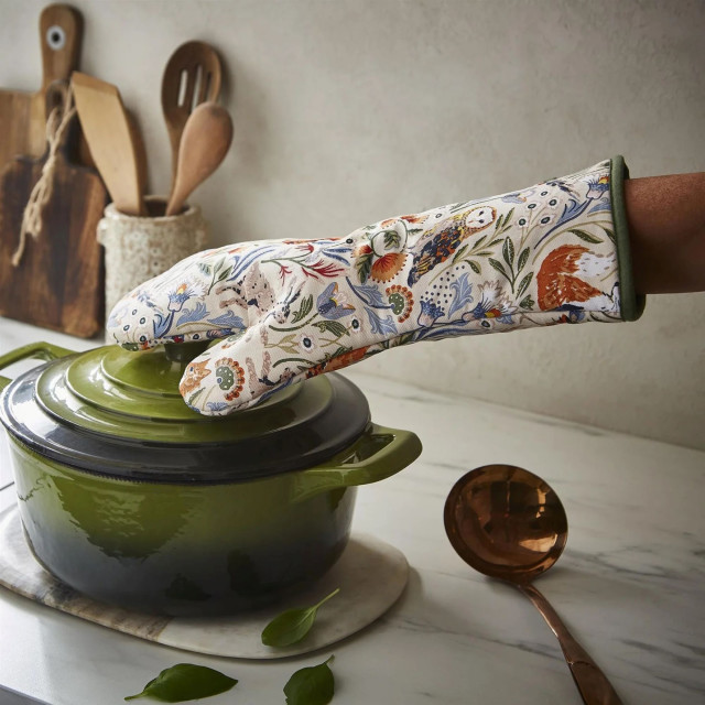 Ulster Weavers Blackthorn Single Oven Glove on a pot