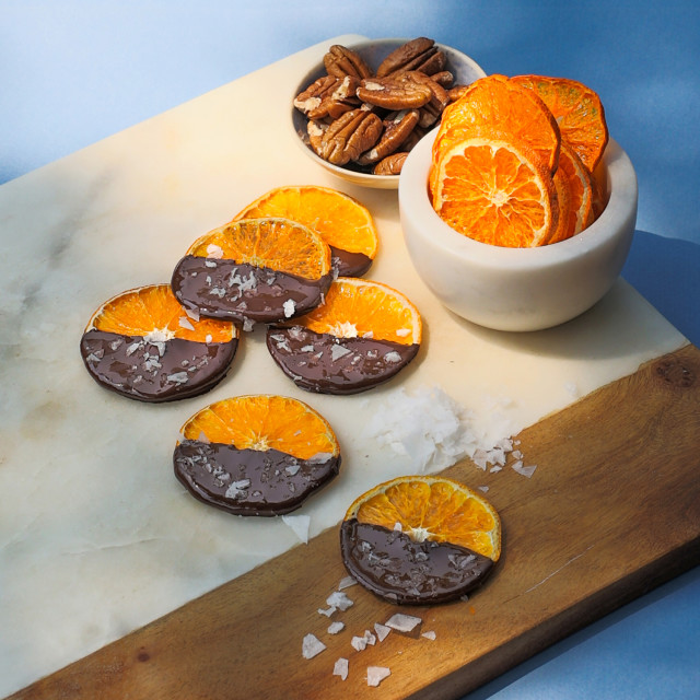 Schoonbee Landgoed Dried Mandarin Slices, 100g on the table
