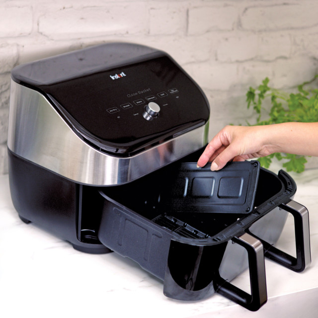 Instant Vortex Plus Versazone 8-in-1 Airfryer with Clearcook Window, 8.5L on the kitchen counter
