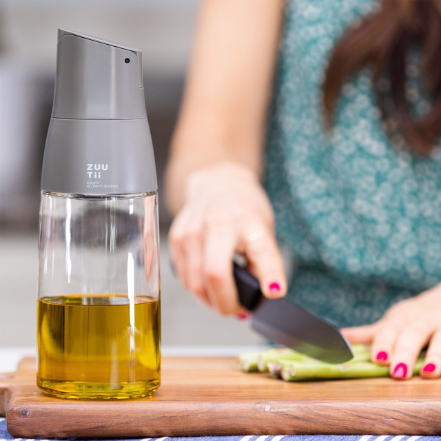 Zuutii Oil Dispenser, 500ml - Dark Grey on the table