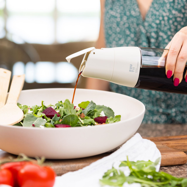 Zuutii Oil Dispenser, 500ml - Light Cream with a salad