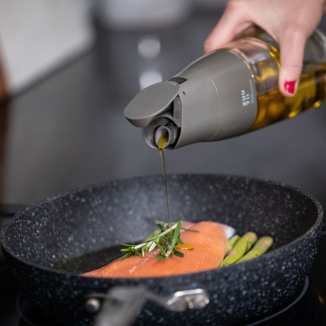 Zuutii Oil Dispenser, 500ml - Dark Grey with a pan