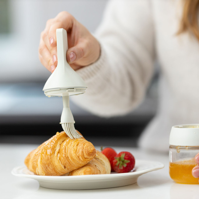 Zuutii Oil Dispenser with Brush, 130ml - Light Cream with croissants