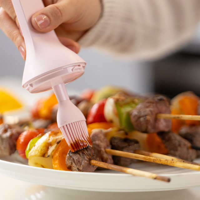 Zuutii Oil Dispenser with Brush, 130ml - Home Pink with barbecue sauce