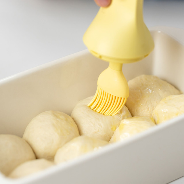 Zuutii Oil Dispenser with Brush, 130ml - Creamy Yellow 