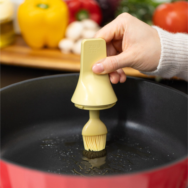 Zuutii Oil Dispenser with Brush, 130ml - Creamy Yellow with a pan