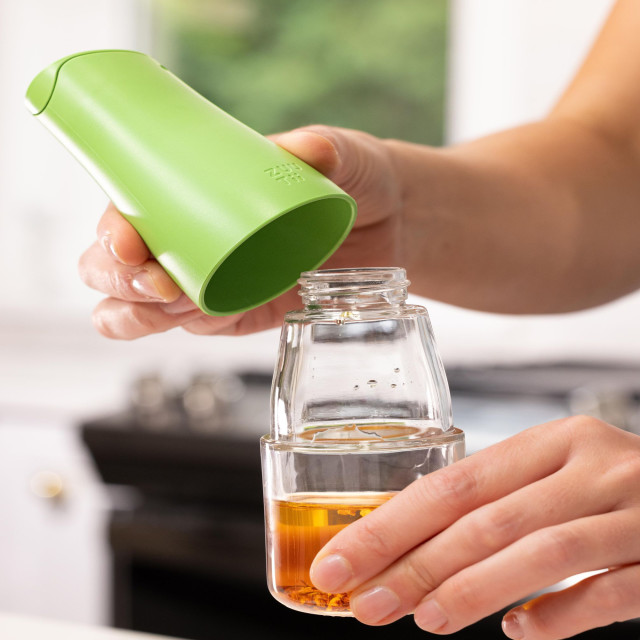 Zuutii Mini Oil Dispenser, 170ml - Fresh Green with oil