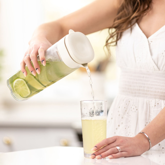 Zuutii Infusion Pitcher, 1.2L - Light Cream with a glass