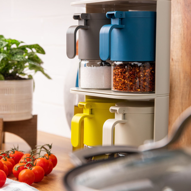 Zuutii Spice Rack - Light Cream with spice containers