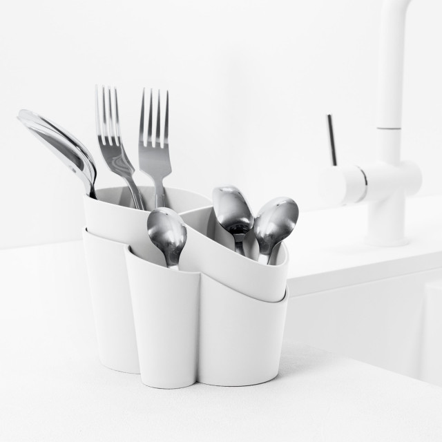 Blim Plus Gocciolo Cutlery Drainer - Arctic White next to the sink