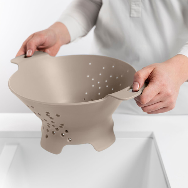 Blim Plus Cosmo Colander - Moka Grey showing scale