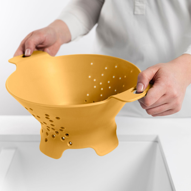 Blim Plus Cosmo Colander - Desert Dark showing scale