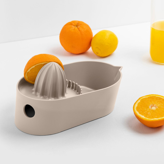 Blim Plus Oblo Juicer - Moka Grey on the table
