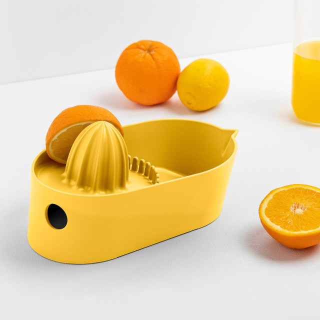 Blim Plus Oblo Juicer - Desert Medium on the table