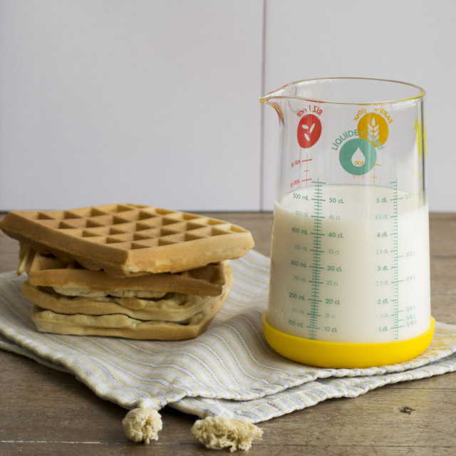 Pebbly Glass Measuring Jug with Silicone Base, 500ml with milk