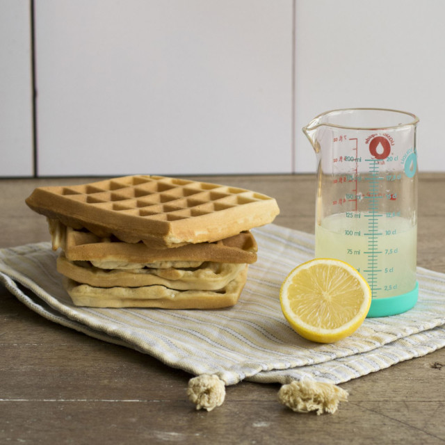 Pebbly Glass Measuring Jug with Silicone Base, 200ml with lemon juice
