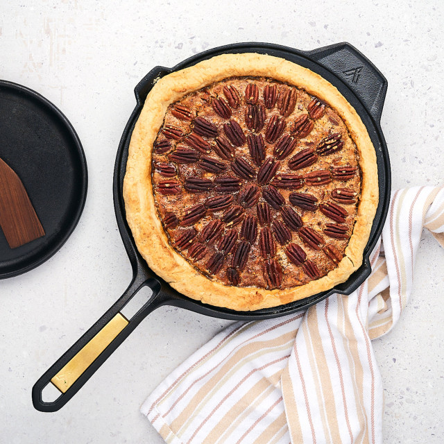 Victoria Signature Soft Seasoned Skillet - 25cm with a pie