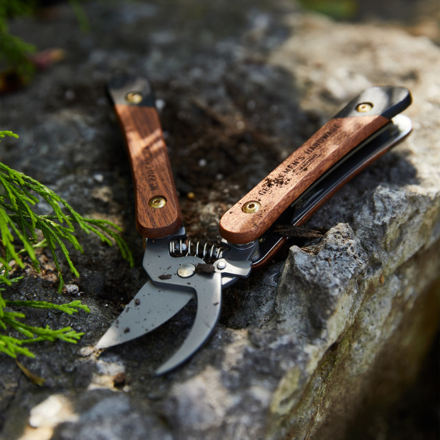 Gentlemens Hardware Garden Multi-Tool on a rock