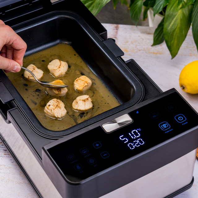 SousChef The Space Neovide NSV100 All-In-One Sous Vide Cooker with scallops