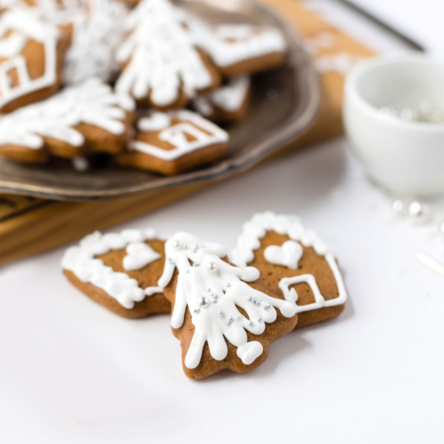 Harck & Heart Gingerbread Festive Village, 160g on the table