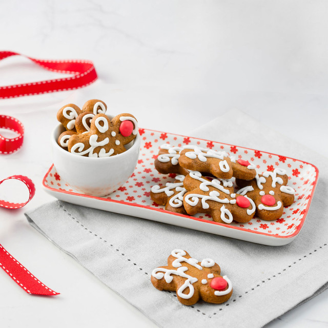 Harck & Heart Gingerbread Red-Nosed Reindeer, 160g on the table