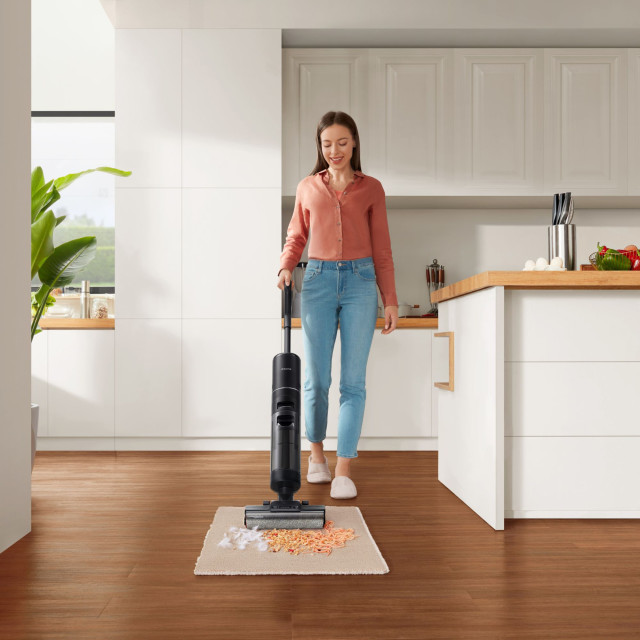 Dreame H12 Pro Vacuum Cleaner, 1400W cleaning a carpet 