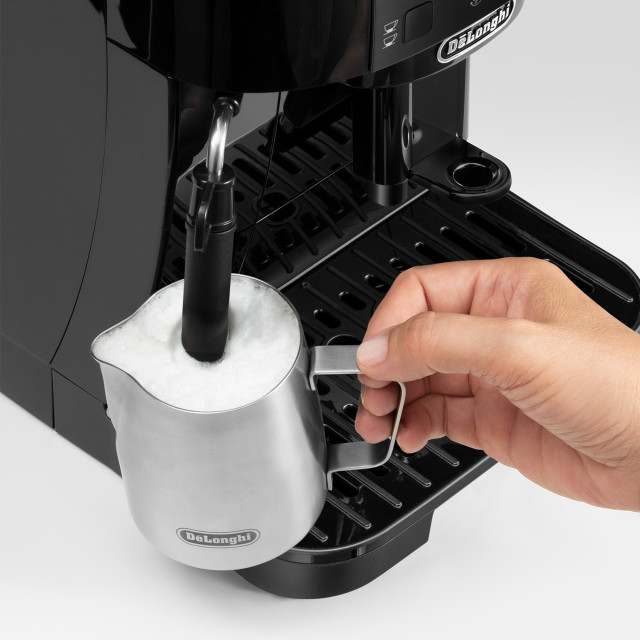 DeLonghi Magnifica S Bean-to-Cup Coffee Machine detail