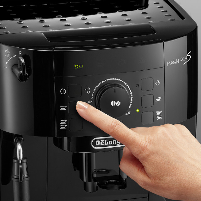 DeLonghi Magnifica S Bean-to-Cup Coffee Machine detail
