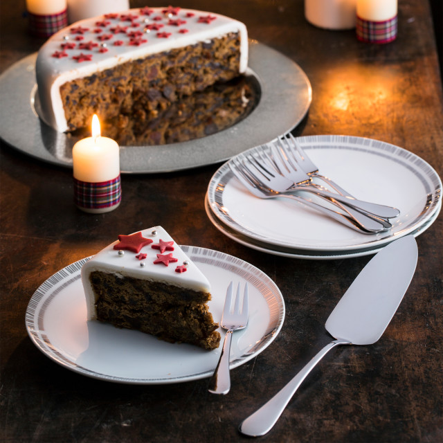 Viners Select Cake Server with cake on the table