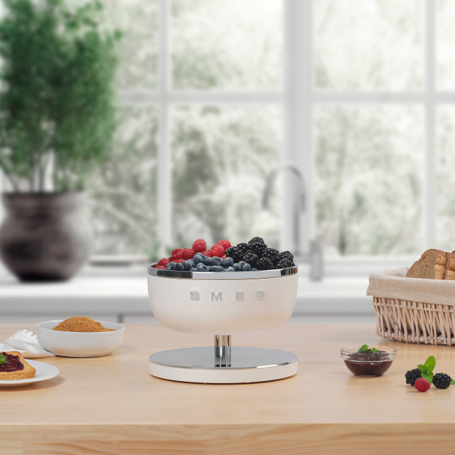 Smeg Kitchen Scale - Matt White weighing berries