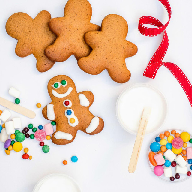 Harck & Heart Gingerbread Family DIY Kit, 225g on the table