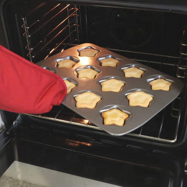 PME Non-Stick Pan, 12-Cup - Mini Star in an oven