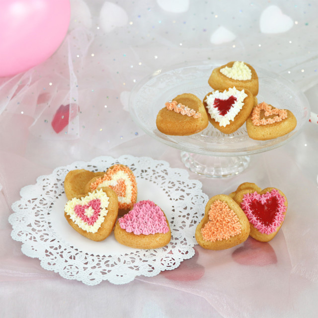 PME Non-Stick Pan, 12-Cup - Mini Heart on the table
