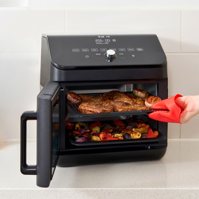Instant Vortex Plus Airfryer Oven with Clearcook Window, 13L with steak and veggies