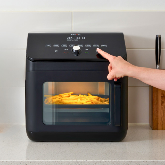 Instant Vortex Plus Airfryer Oven with Clearcook Window, 13L with chips