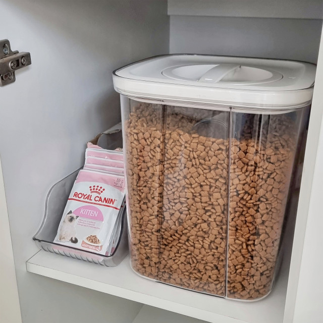 Trendz Of Today Large Airtight Food Storage Container - 15L with cat food