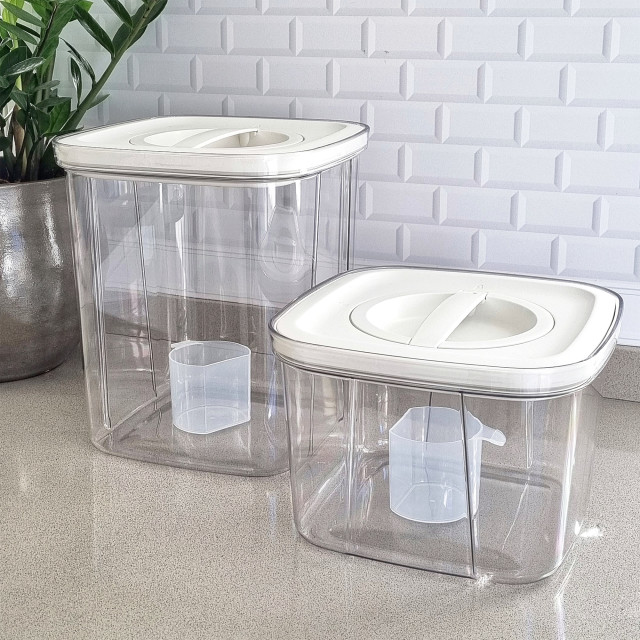 Trendz Of Today Large Airtight Food Storage Container - 9L on the table