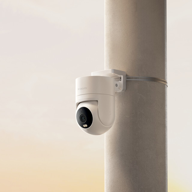 Xiaomi CW300 Outdoor Camera on the street light