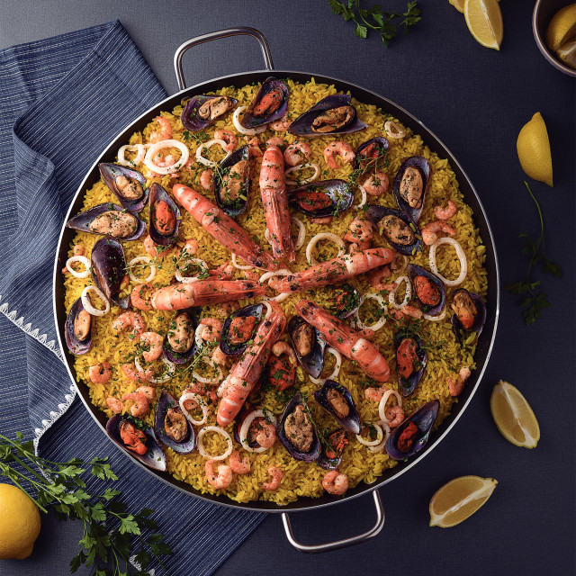 Tramontina Aluminium Non-Stick Paella Pan, 45cm with food